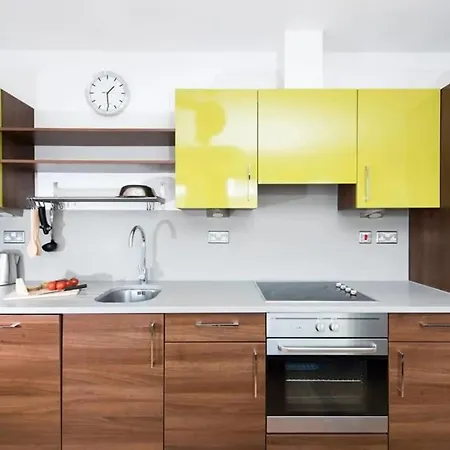 Modern 2 Bed Apartment W Balcony In London Exterior photo