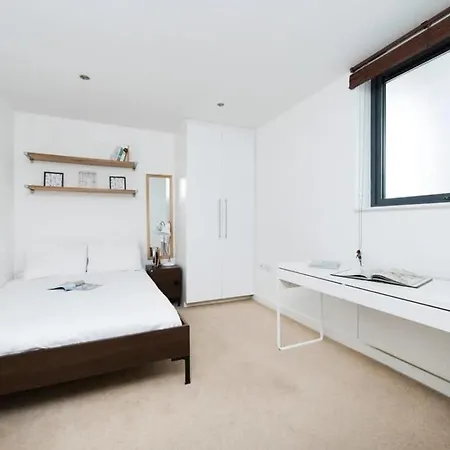 Modern 2 Bed Apartment W Balcony In London Exterior photo
