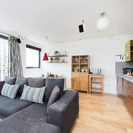 Modern 2 Bed Apartment W Balcony In London Exterior photo