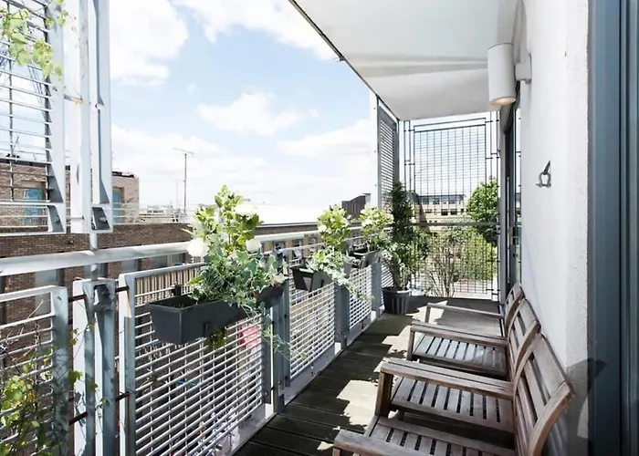 Modern 2 Bed Apartment W Balcony In London