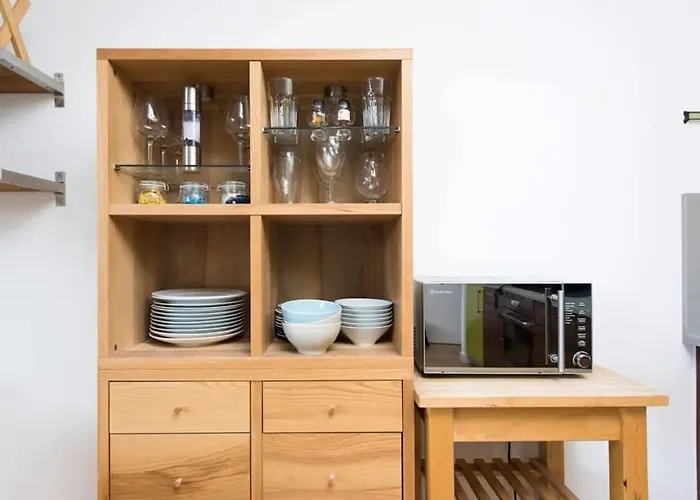 Modern 2 Bed Apartment W Balcony In London